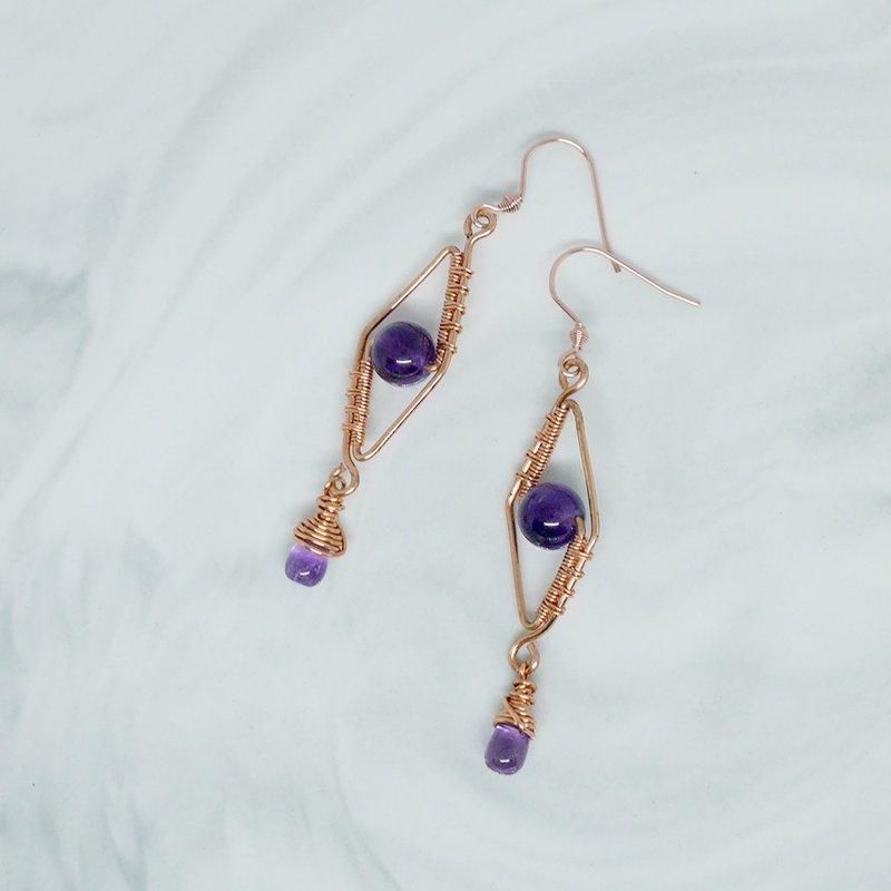 【Yuemu. Pleasant to the eyes] Bronze rhyme purple shadow - amethyst - metal wire braiding - earrings - ต่างหู - คริสตัล สีม่วง