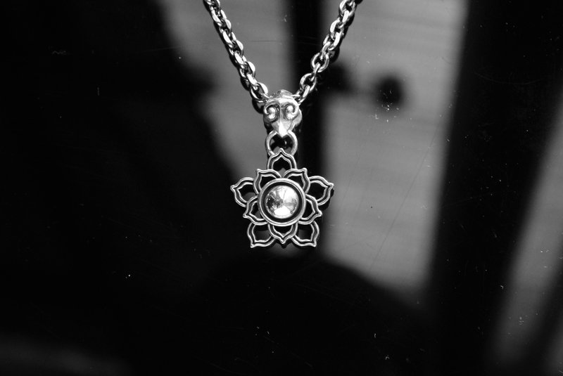 Bronze Souls/handmade silver jewelry/single pendant/edge flower mirror - Necklaces - Sterling Silver Silver