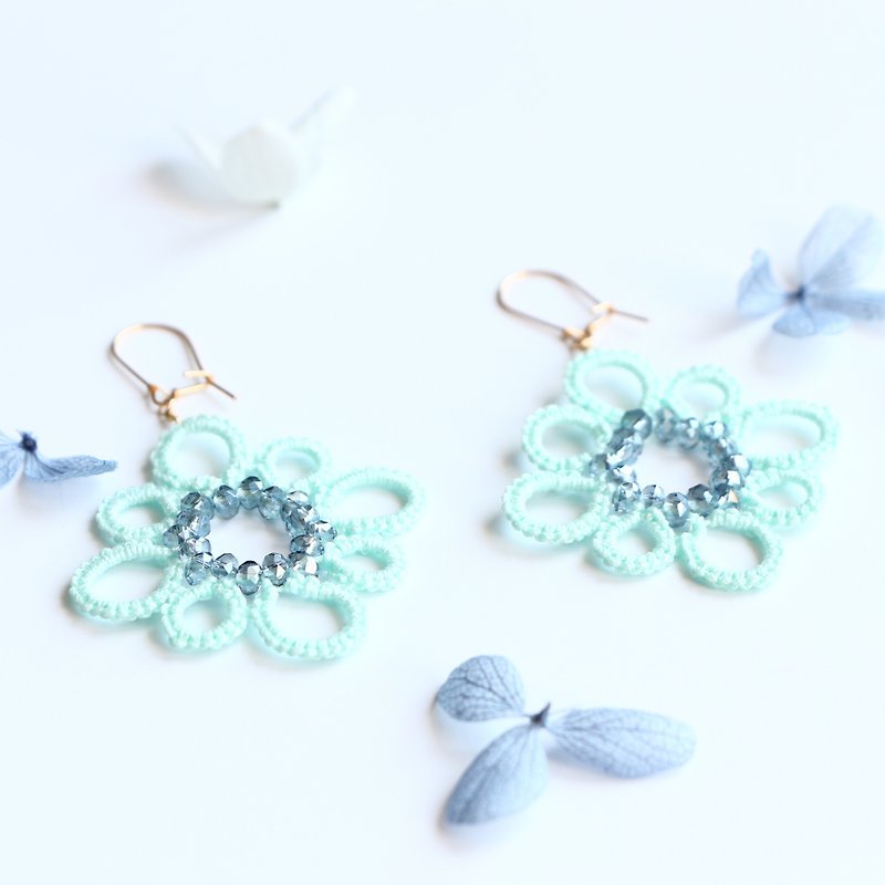 Tatting lace flower pierced earrings with glass beads light blue14kgf - ピアス・イヤリング - コットン・麻 ブルー
