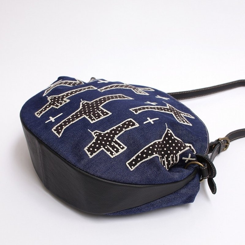 Square square bird embroidery / shoulder bag - Messenger Bags & Sling Bags - Cotton & Hemp Blue