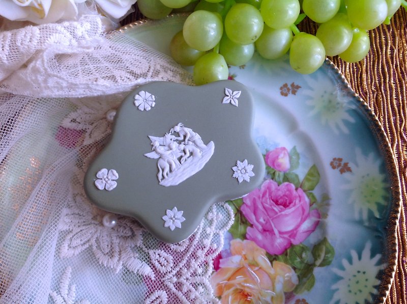 英國骨瓷Wedgwood jasper 綠色碧玉浮雕花型希臘神話珠寶盒飾品盒 - 居家收納/收納盒/收納用品 - 瓷 綠色