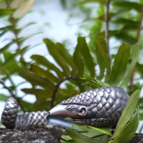 台湾絶滅危惧種】台湾マキコイ台湾パンゴリンオープンスターリングシルバー加硫ブレスレット - ショップ nightowlmetalsmith ブレスレット  - Pinkoi