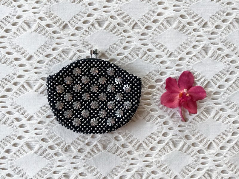 Vintage 70s black with silver beads coin purse, Clasp Change Purse, kiss lock - 零錢包/小錢包 - 塑膠 黑色