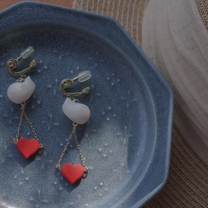 TeaTime her winter red heart and matte white cat earring ear clip - ต่างหู - ดินเหนียว 