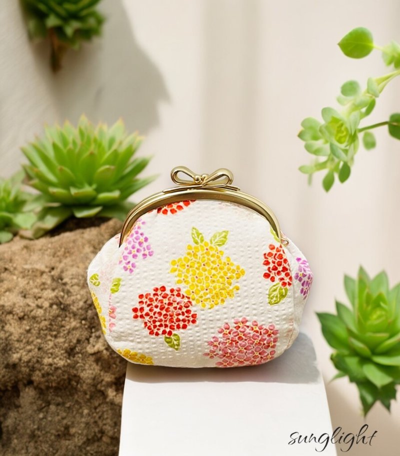 Warm handmade Japanese flowers in Nikko Alley, elegant bow kiss lock bag, coin purse, optional cloth customization - กระเป๋าใส่เหรียญ - ผ้าฝ้าย/ผ้าลินิน 