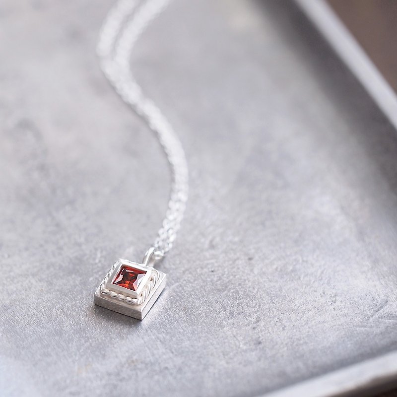 Square) Garnet Twist Necklace Silver 925 - สร้อยคอ - โลหะ สีแดง