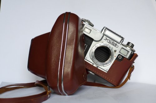 Kiev 4 フィルムカメラ ＋レンズ＋フード革ケースひ付き Kiev 4