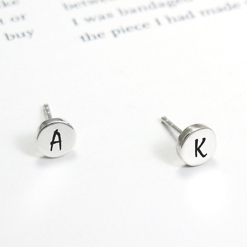 [Customized gift] Small round earrings (middle) initials sterling silver lettering can be different from left to right - Earrings & Clip-ons - Sterling Silver Silver