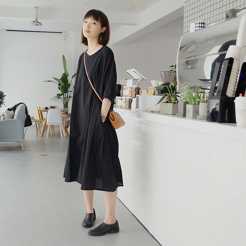 黑色V領洋裝|洋裝|棉麻混纺|日系|獨立品牌|Sora - 洋裝/連身裙 - 棉．麻 黑色