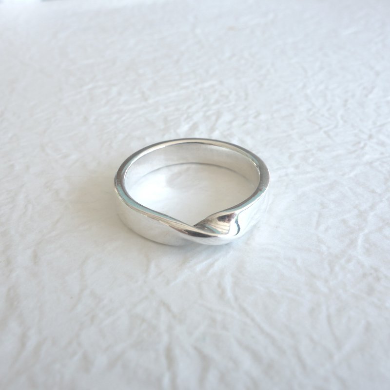 純銀 - 莫比烏斯扭轉戒指 - 可加購內側刻字 - 戒指 - 純銀 銀色