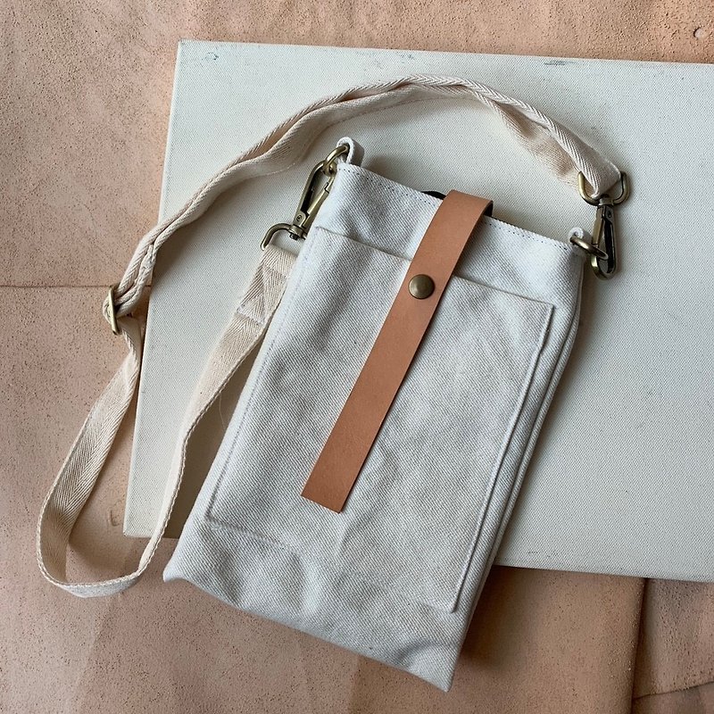 Denim small bag|can be customized knock-print English|white - กระเป๋าแมสเซนเจอร์ - ผ้าฝ้าย/ผ้าลินิน ขาว