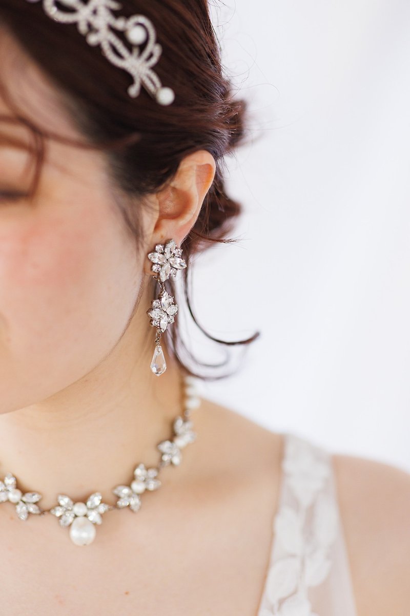 Bijou clover crystals earrings  bridal jewelry wedding bride - Earrings & Clip-ons - Glass Silver