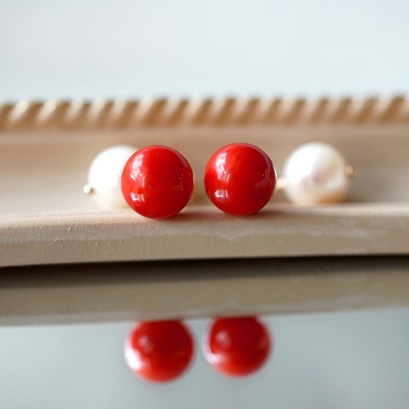 Dyed Red Coral and Pearl Catch Stud Earrings Rufina - ต่างหู - เครื่องเพชรพลอย สีแดง