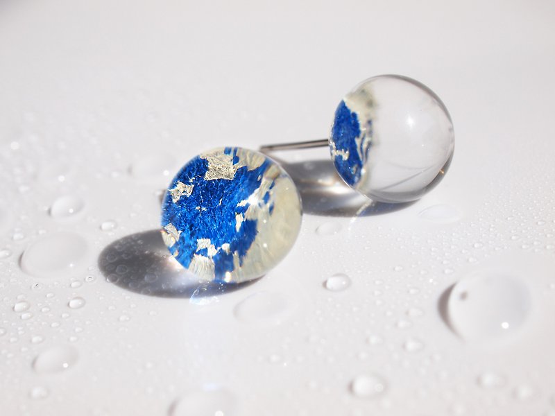 日本製　箔と樹脂のピアス・イヤリング　マリンブルー×クリア　10mm　シンプルスタッドの夏ジュエリー - 耳環/耳夾 - 壓克力 藍色