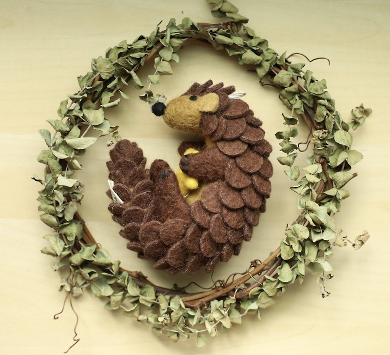 Wool felt doll and pangolin conservation animal cultural currency - ตุ๊กตา - ขนแกะ สีนำ้ตาล