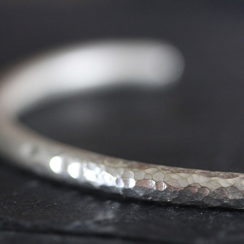 Round profile handmade silver bangle with hammered surface (B0066) - สร้อยข้อมือ - เงิน สีเงิน