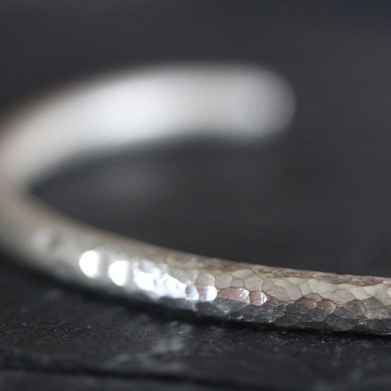 Round profile handmade silver bangle with hammered surface (B0066) - 手鍊/手環 - 銀 銀色