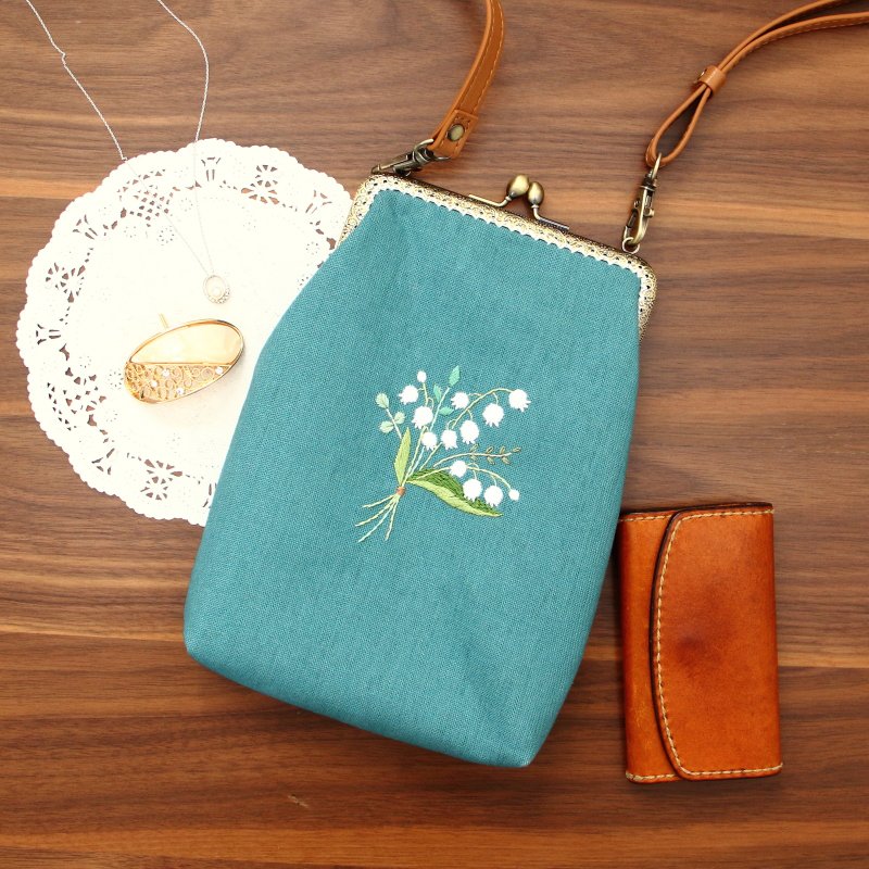 กระเป๋าสะพายปากปิ๊กแป๊กปักมือ ลายช่อดอกลิลลี่ออฟเดอะแวลเลย์ - กระเป๋าเครื่องสำอาง - งานปัก สีน้ำเงิน