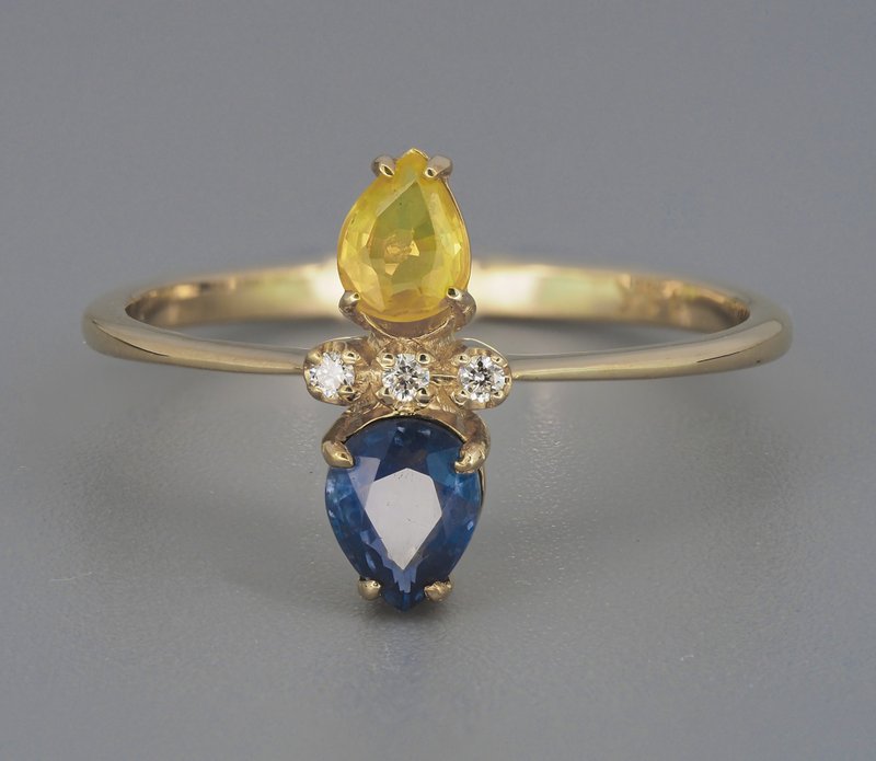Beautiful ring in art deco style with central pear shape sapphires and diamonds. - 戒指 - 貴金屬 金色