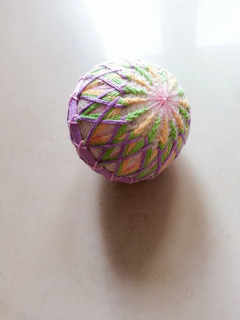 ピンクボールと中規模チュ（全体スタッフ）のRicaiライン -  Mサイズ - 置物 - 刺しゅう糸 パープル