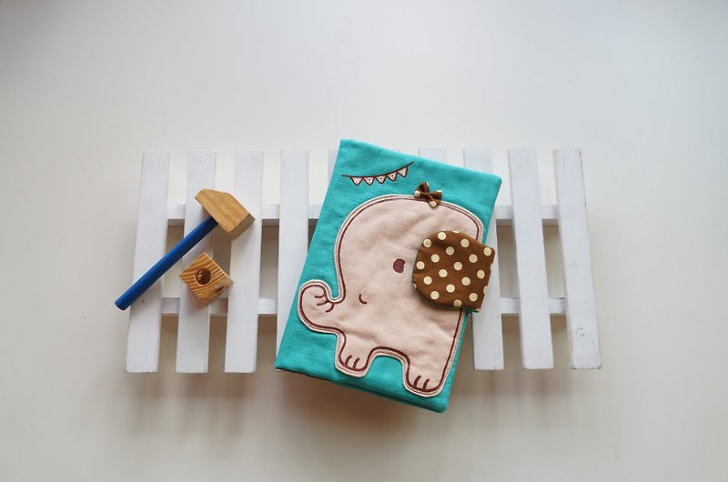 Hand pantined Happy elephant baby health manual set - อื่นๆ - ผ้าฝ้าย/ผ้าลินิน สีเขียว
