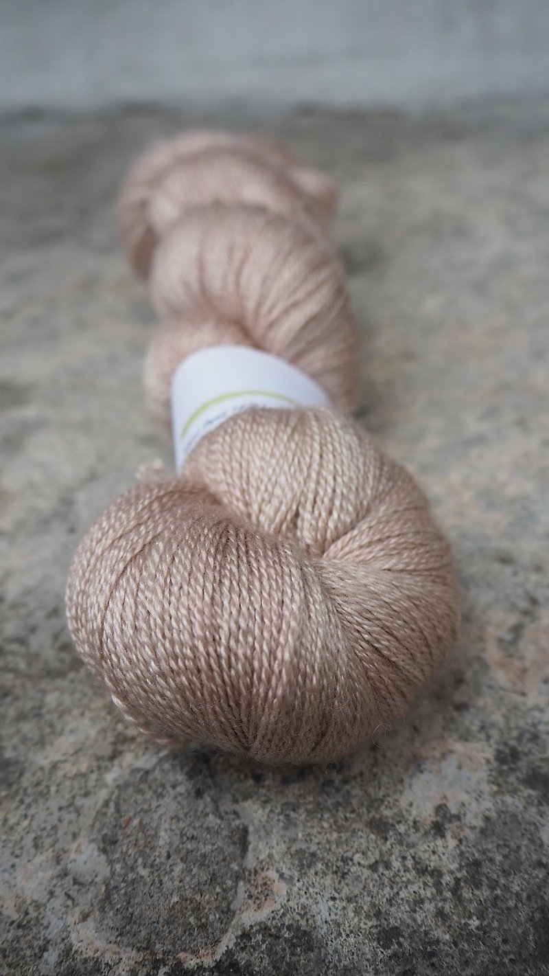 手染蕾絲線。粉膚 (55 BFL/45 Silk) - 編織/羊毛氈/布藝 - 絲．絹 卡其色