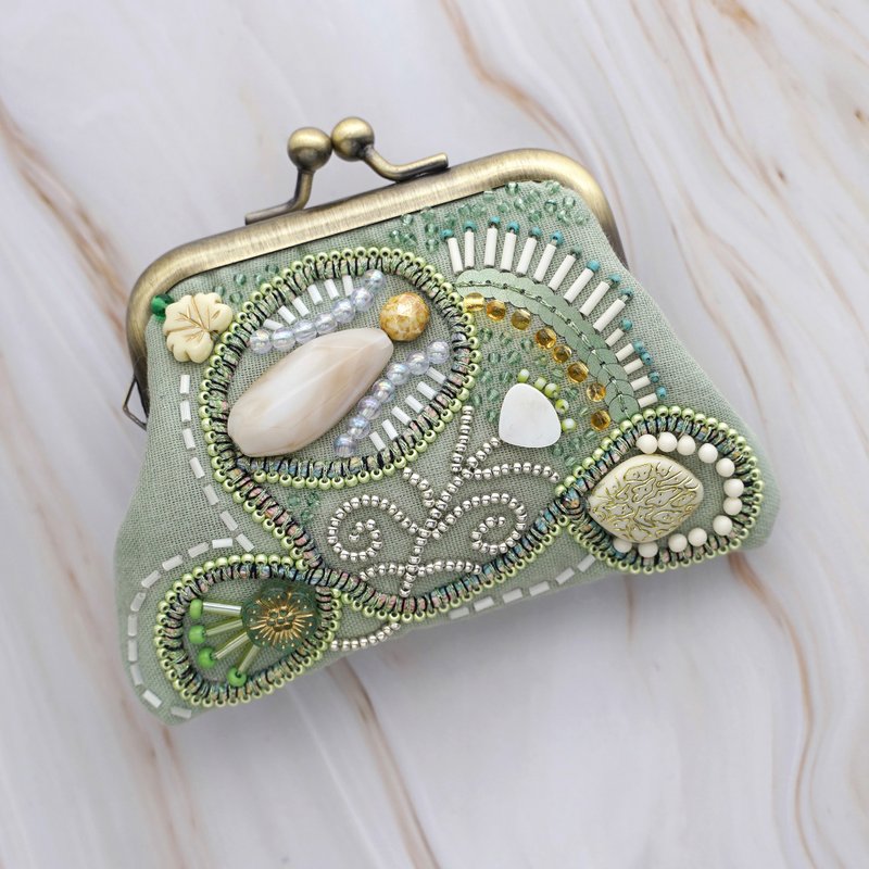ビーズ刺繍の小さながま口 No.14 セージグリーン ガーゼ素材 マチなしポーチ 手刺繍 一点物 ギフトに最適 - 化妝包/收納袋 - 棉．麻 綠色