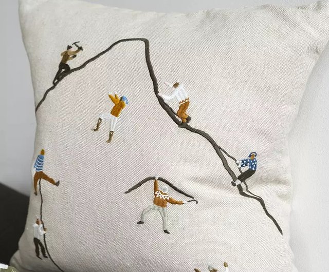 北欧デザイナーズ – 刺繍クッションカバー MOUNTAIN CLIMBERS