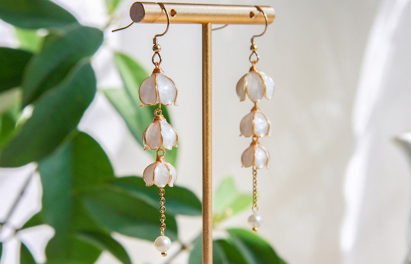 [New six-petal sparkling white lily of the valley earrings] Handmade original Bronze resin elegant gift for the bride - Earrings & Clip-ons - Resin White