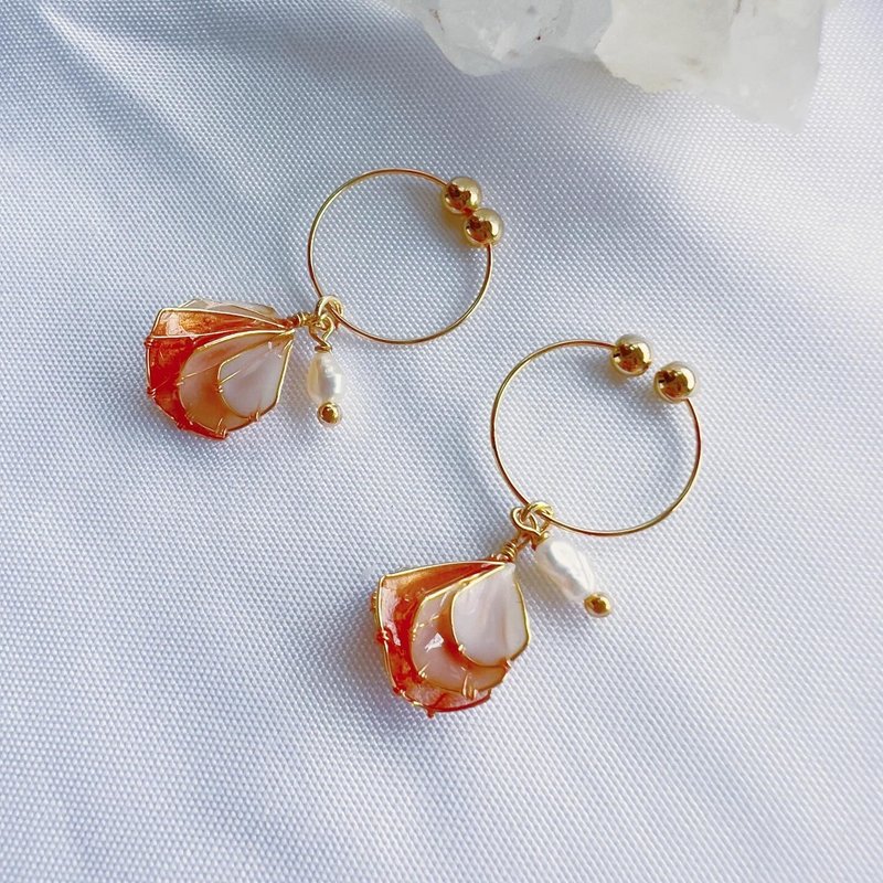 Earrings, shell skirt, handmade jewelry, UV resin - ต่างหู - เรซิน 