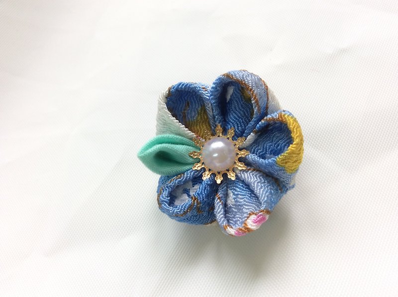 Kanzashi blue fabric flower lapel pin (つまみ細工) - Brooches - Polyester 