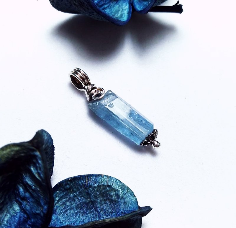 [Ore series] seawater sapphire crystal column sterling silver small fall - Necklaces - Gemstone Blue