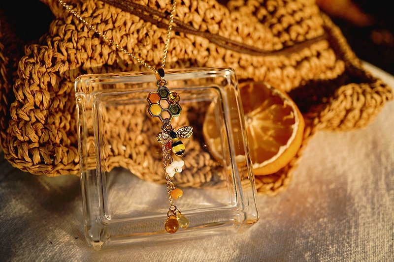[A whisper in the honeycomb] Japanese-made anti-allergic material|bee honeycomb|water drop honey|summer feeling|long chain - Necklaces - Gemstone Yellow