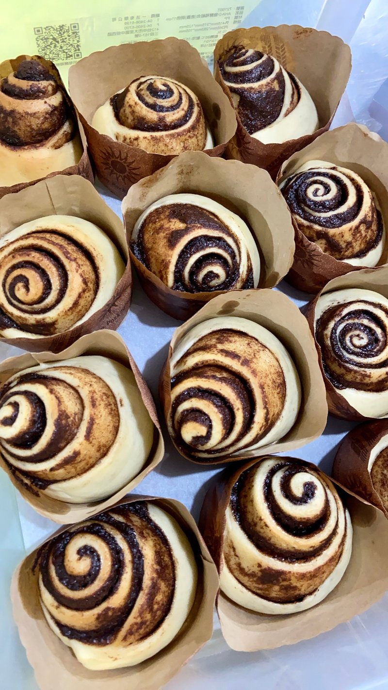 [Matured Coffee] Super delicious cinnamon rolls_with caramel sauce - Bread - Other Materials Brown