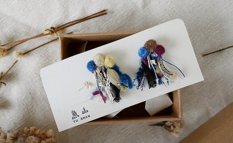 [A little point] handmade wool felt yarn earrings | Tibetan blue | clip type - ต่างหู - เส้นใยสังเคราะห์ สีน้ำเงิน