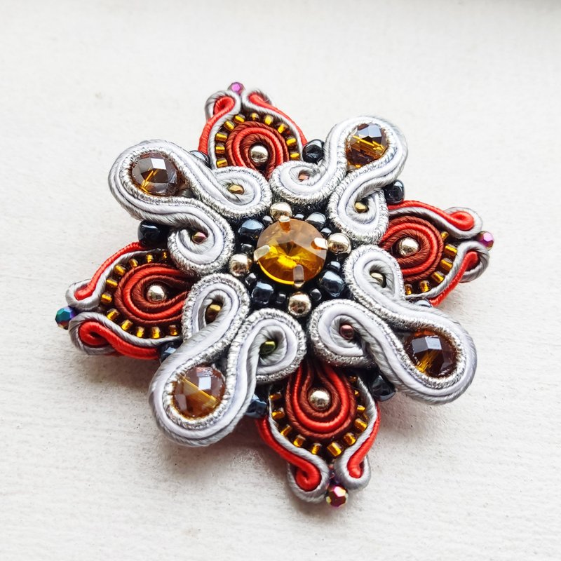 串珠胸針 橙色胸針 Gold brooch Flower pin Embroidered Soutache brown golden royal cross - 胸針 - 其他材質 金色