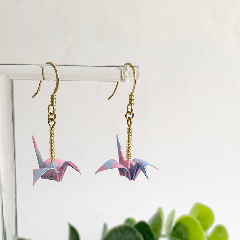 Origami crane gold earring - 耳環/耳夾 - 紙 粉紅色