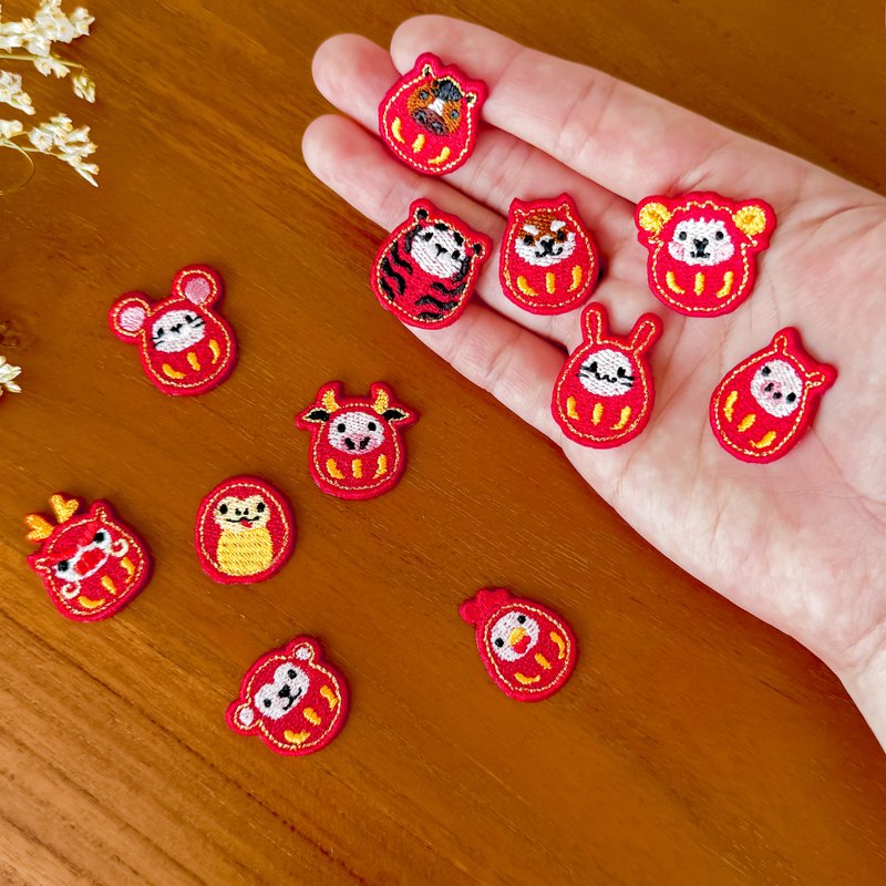 【日本小達摩 12生肖】馬年 豆尺寸 福氣達摩 刺繡貼紙 行李箱裝 - 貼紙 - 繡線 紅色