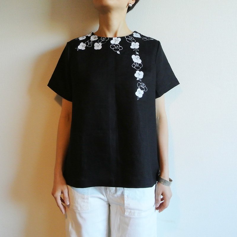 Linen/ short sleeve blouse black / white camellia - เสื้อเชิ้ตผู้หญิง - ผ้าฝ้าย/ผ้าลินิน สีดำ
