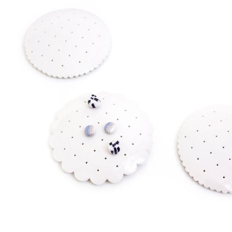Porous handmade white porcelain earrings storage and display stand pure white porcelain - ของวางตกแต่ง - เครื่องลายคราม ขาว