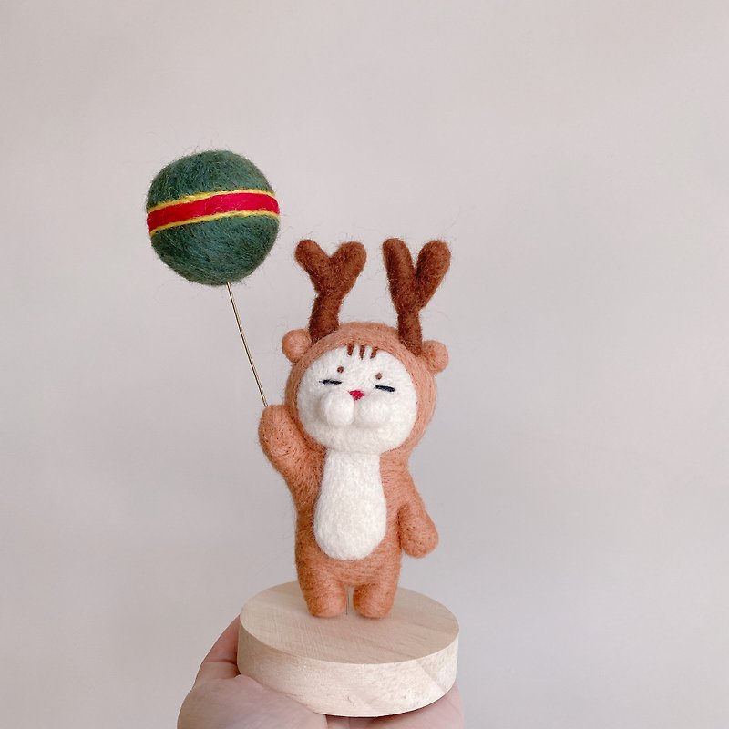 Wool Felt-Red Nosed Elk Cat Ornament/Christmas Gift/Handmade/Customized - ของวางตกแต่ง - ขนแกะ 