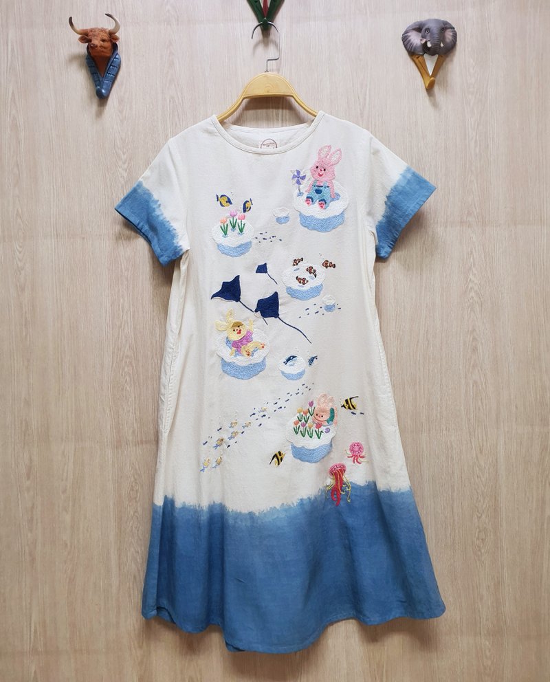 手工刺繡連衣裙、亞麻、海、海洋、水母、兔子、幻想、鬱金香 - 洋裝/連身裙 - 繡線 白色