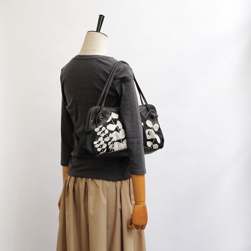 Grassy embroidery handbag - กระเป๋าถือ - เส้นใยสังเคราะห์ สีดำ