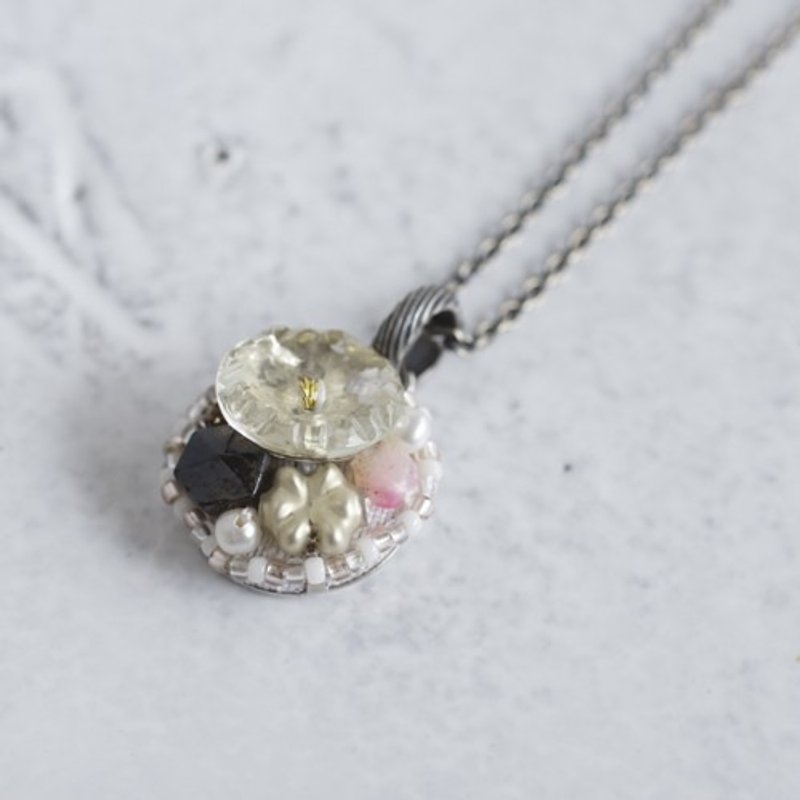 Vintage beads pendant {OP026} - 項鍊 - 其他材質 
