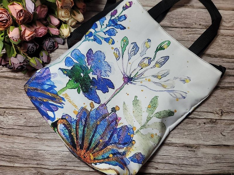 Flower and grass watercolor rendering printing T-shaped tow bag/side back/hand-held dual-use/no inner bag/designer style SS23 - กระเป๋าถือ - เส้นใยสังเคราะห์ 