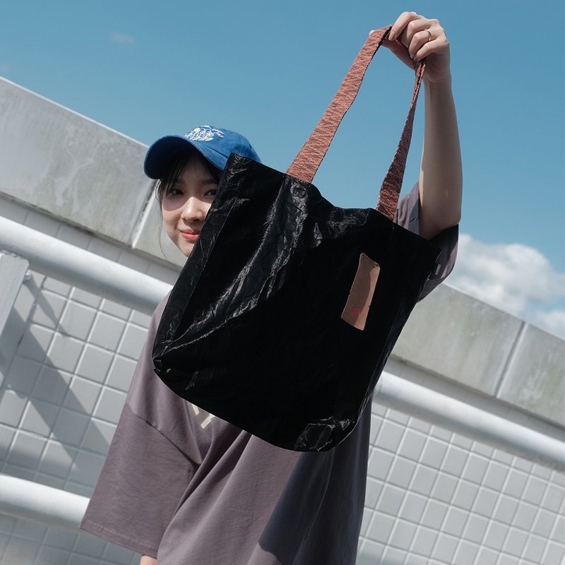 【Pinkoi 線下活動預購商品】Miyansol皺皺托特包-K黑森林巧克力 - 側背包/斜背包 - 紙 黑色