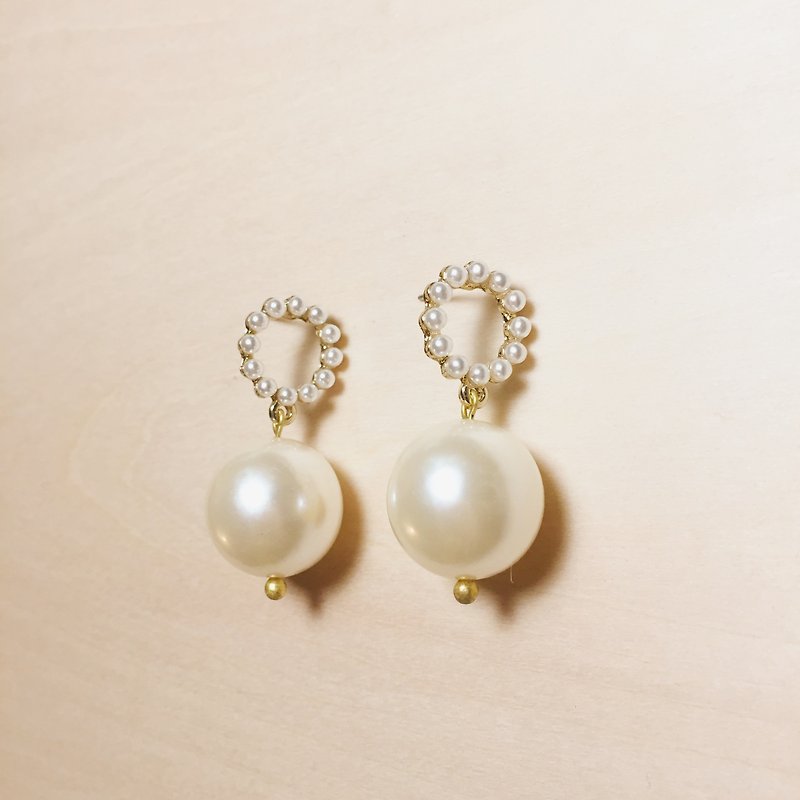 Vintage Hollow Big Pearl Earrings - ต่างหู - พลาสติก ขาว