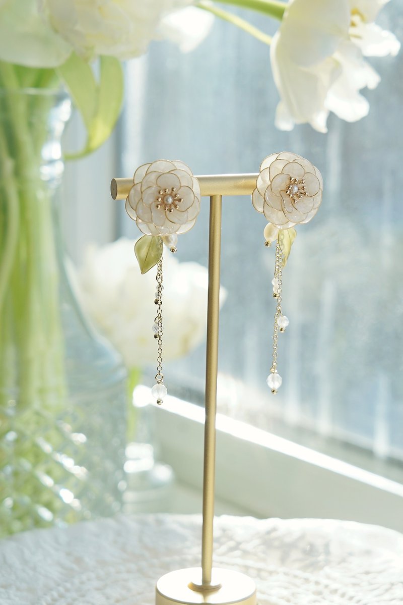 白山茶 - 垂墜款手工樹脂耳環飾品新年禮物 - 耳環/耳夾 - 樹脂 白色