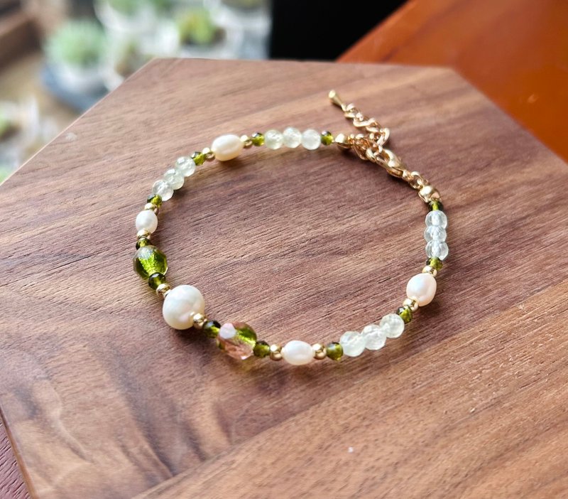 tsuki-lichen-crystal bracelet, green grape Stone, freshwater pearl, Czech date beads - สร้อยข้อมือ - คริสตัล สีเขียว