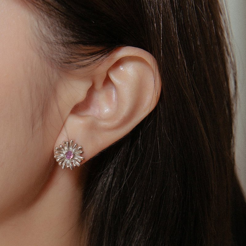 Daisy Earrings Daisy Flower Sterling Silver Earrings Pink Sapphire Birthday Christmas Gift Recommendation - ต่างหู - เงินแท้ สีเงิน